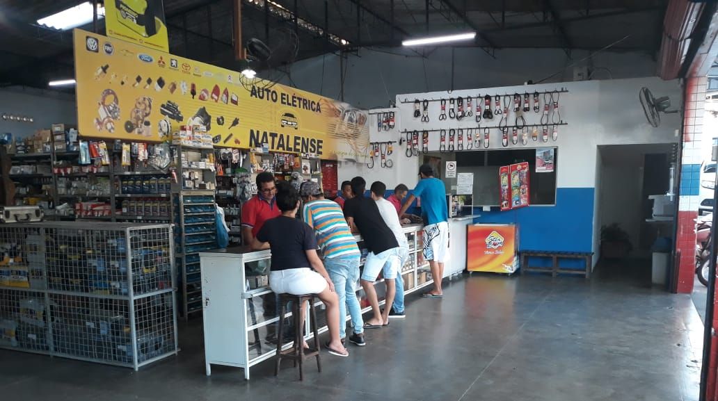 Balcão da loja da Av. 9 com clientes sendo atendidos