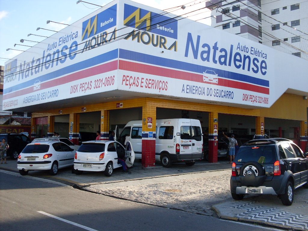 Fachada da Auto Elétrica Natalense, com o letreiro azul e as faixas vermelha e azul