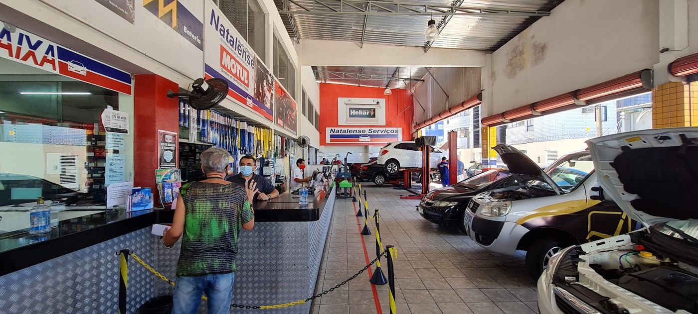 Oficina da Lagoa Nova com carros no elevador